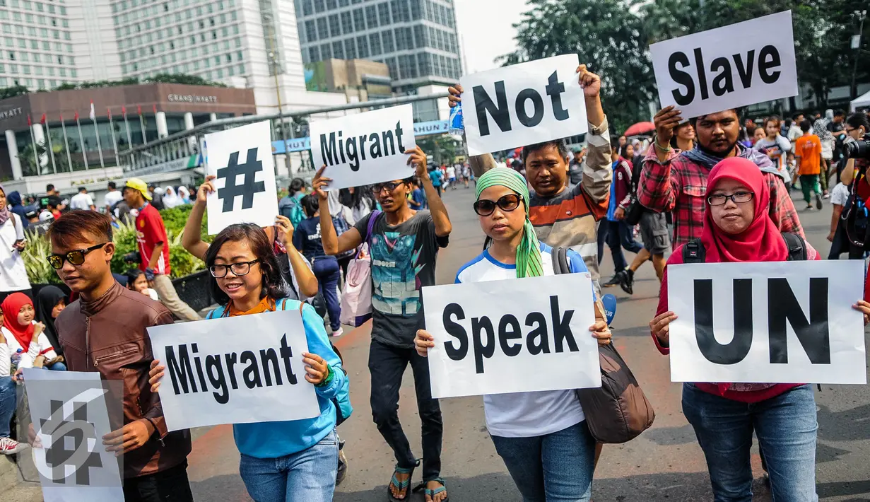 Massa yang tergabung dalam Jaringan Buruh Migran Indonesia (JBMI) menggelar aksi dukungan terhadap suara migran dunia di Car Free Day, Jakarta, Minggu (18/9). (Liputan6.com/Faizal Fanani)