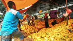Pedagang saat menjual timun suri di Pasar Kramat Jati, Jakarta, Selasa (14/6/2016). Memasuki minggu kedua di bulan Ramadhan permintaan timun suri untuk bahan berbuka puasa terus meningkat. (Liputan6.com/Yoppy Renato)