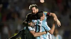 Lionel Messi mencetak satu gol plus dua assist, sekaligus membantu Argentina menang 3-0 atas Kolombia pada laga kualifikasi Piala Dunia 2018 zona CONMEBOL di Estadio San Juan del Bicentenario, Selasa (15/11/2016). (AFP/Juan Mabromata)