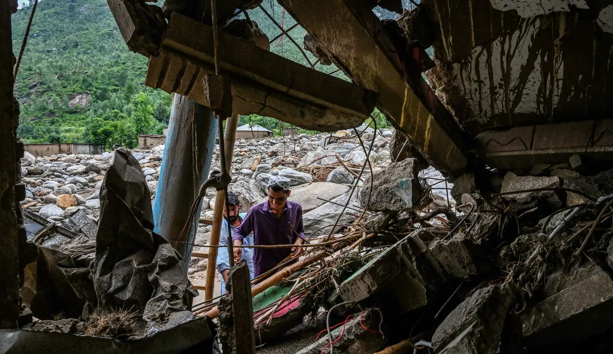 Hujan deras masih menjadi hambatan besar dalam operasi penyelamatan. (Abdul MAJEED/AFP)