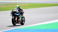 Pembalap WithU Yamaha RNF MotoGP Team, Cal Crutchlow, menjadi yang tercepat pada sesi latihan bebas kedua (FP2) MotoGP Malaysia dengan catatan waktu 2 menit 5,710 detik. (AFP/Manan VATSYAYANA)
