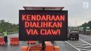 Papan informasi pengalihan arus lalu lintas usai terjadi longsor di kawasan Puncak Bogor, Jawa Barat (6/2). Untuk jalur Puncak mulai dari Gunung Mas sampai Ciloto masih dilakukan penutupan. (Liputan6.com/Pool/Polres Bogor)