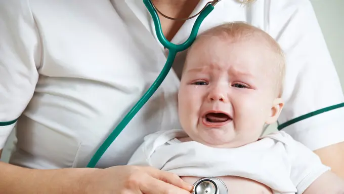 Bayi sakit perut (SpeedKingz/shutterstock)