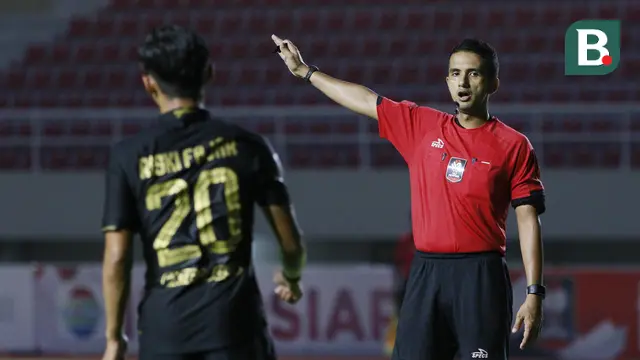 FOTO: Melihat Aksi Thoriq Alkatiri, Wasit Tegas yang Tak Ragu Kartu Merah Pelatih PSIS Semarang
