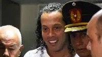 Mantan pemain timnas Brasil, Ronaldinho tiba memberikan keterangan di Asuncion's Justice Palace, ibu kota Paraguay, Jumat (6/3/2020). Ronaldinho bersama saudara laki-lakinya berurusan dengan pihak berwenang Paraguay karena menggunakan paspor palsu untuk memasuki negara itu. (Norberto DUARTE/AFP)