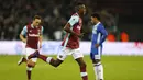 Aksi pemain West Ham United, Edimilson Fernandes saat merayakan golnya ke gawang Chelsea pada ajang Piala Liga Inggris, Kamis (27/10/2016) dini hari WIB. (AFP/Ian Kington)