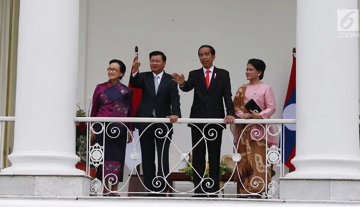 Presiden Joko WIdodo (Jokowi) didampingi Ibu Negara Iriana Joko Widodo berbincang dengan PM Republik Demokratik Rakyat Laos Thongloun Sisoulith dan istrinya Naly Sisoulith di beranda Istana Bogor, Jawa Barat, Kamis (12/8). (Liputan6.com/Angga Yuniar)