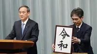 Sekretaris Kabinet Jepang, Yoshihide Suga saat mengumumkan plakat nama era baru Kekaisaran Jepang, Reiwa, di Tokyo pada Senin (1/4/2019) (Photo credit: AP Photo/Eugene Hoshiko)