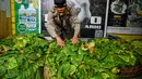 Anggaran negara juga berpotensi defisit, karena cukai hasil tembakau menyumbang Rp 216,9 triliun atau sekitar 72% dari total penerimaan kepabeanan dan cukai pada tahun 2024. (CHAIDEER MAHYUDDIN/AFP)
