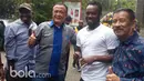 Michael Essien saat foto bersama Manajer Persib Bandung, Umuh Muchtar dan manajemen di Bandung, Selasa (14/3/2017). (Bola.com/ Erwin Snaz)