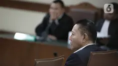 Mantan Anggota Komisi VI DPR, I Nyoman Dhamantra mendengarkan pembacaan dakwaan saat sidang di Pengadilan Tipikor, Jakarta, Selasa (31/12/2019). I Nyoman Dhamantra menjalani sidang perdana dengan agenda pembacaan dakwaan terkait kasus suap pengurusan impor bawang putih. (Liputan6.com/Faizal Fanani)