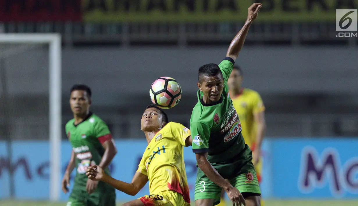 Penyerang Bhayangkara FC, Wahyu Subo Seto (kedua kiri) berebut bola atas dengan M Abduh Lestaluhu (PS TNI) saat lanjutan Liga 1 Indonesia di Stadion Pakansari, Kab Bogor, Minggu (3/9). Bhayangkara FC unggul 1-0. (Liputan6.com/Helmi Fithriansyah)
