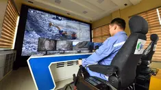 Pekerja mengoperasikan ekskavator nirawak menggunakan sistem kendali jarak jauh di Tambang Sandaozhuang milik China Molybdenum Co., Ltd., Luanchuan, Provinsi Henan, China, 12 Agustus 2020. Sejak 2019, teknologi 5G telah diterapkan dalam operasional Tambang Sandaozhuang. (Xinhua/Li Jianan)