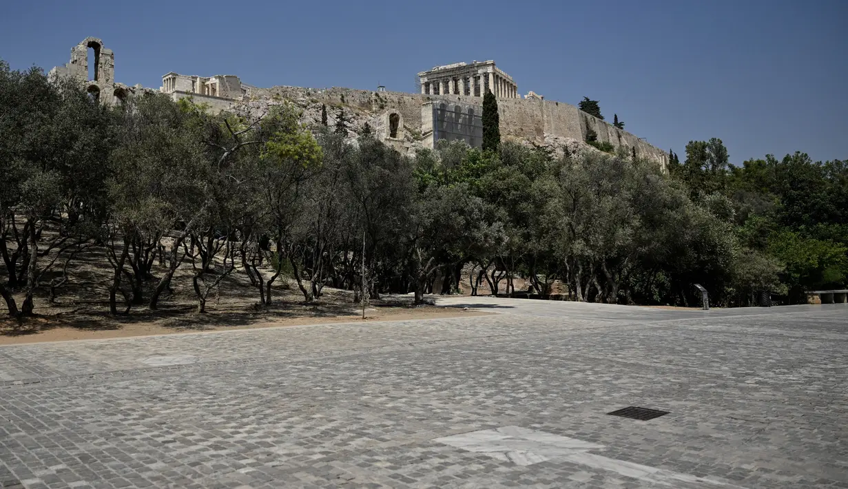 Dalam beberapa hari terakhir, otoritas Yunani mengambil sejumlah langkah untuk menangani gelombang panas yang menyengat di Acropolis. (Photo by Louisa GOULIAMAKI / AFP)