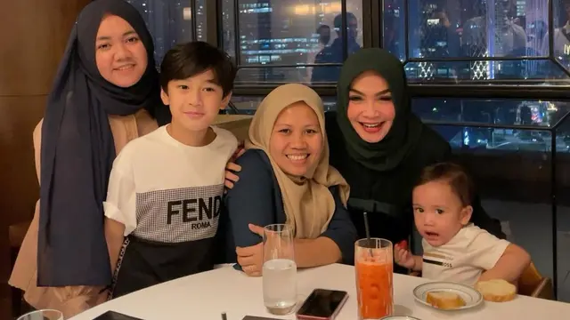 6 Potret Ulang Tahun Rieta Amilia Ibunda Nagita Slavina, Digelar di Resto Mewah