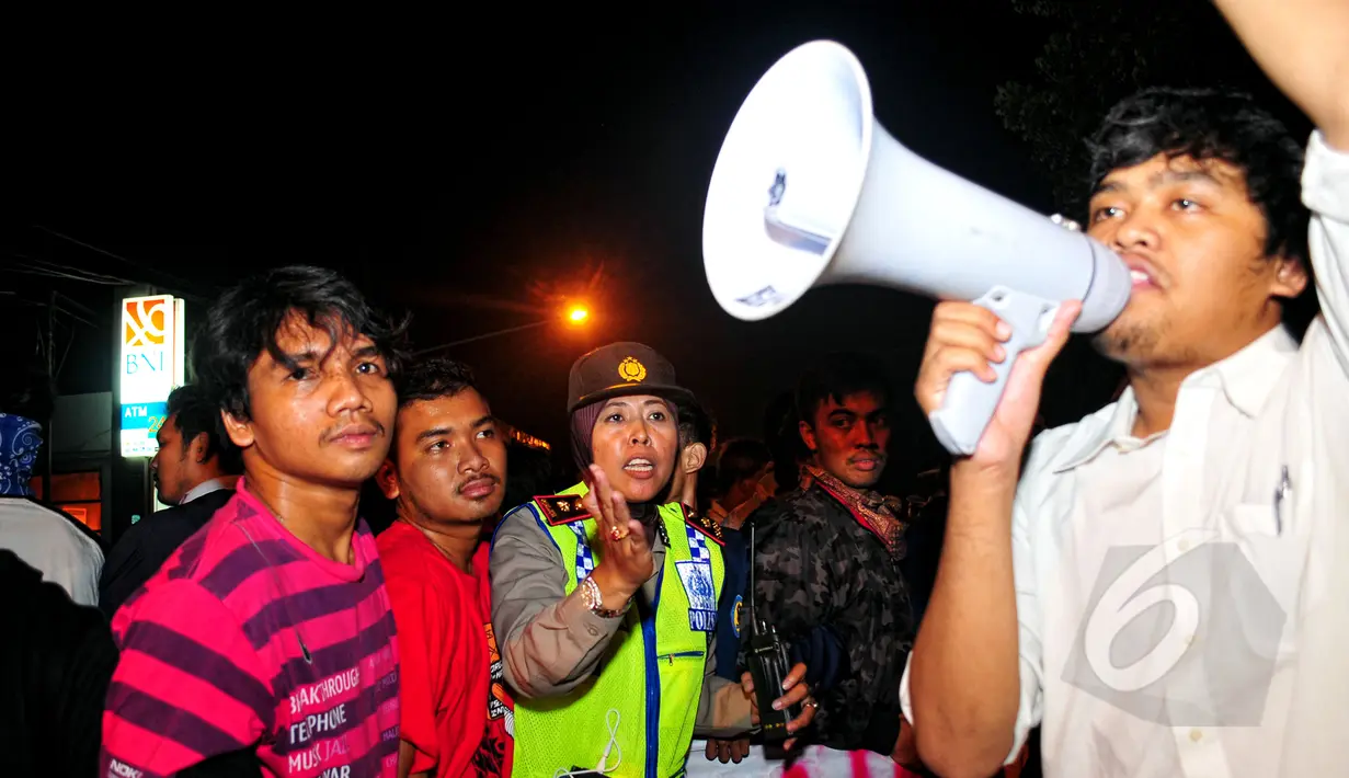 Aparat kepolisian terlihat berusaha membubarkan aksi demonstrasi mahasiswa yang digelar di depan kampus IISIP Jakarta, Rabu (20/5/2015). (Liputan6.com/Yoppy Renato)