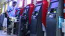 Petugas mengecek mesin Anjungan Tunai Mandiri (ATM) di Jakarta, (17/5). Penambahan ATM tersebut bahkan tidak mencapai 1%, atau tepatnya hanya 0,87% dari total mesin yang ada pada akhir tahun 2015 lalu sebanyak 97.845 unit. (Liputan6.com/Angga Yuniar)