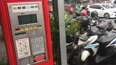 Kondisi mesin parkir yang tidak berfungsi di Jalan Sabang, Jakarta, Jumat (15/12). Berakhirnya masa kontrak PT Mata Elang Biru selaku pengelola mesin parkir menyebabkan sistem penarikan biaya parkir dilakukan secara manual.(Liputan6.com/Immanuel Antonius)