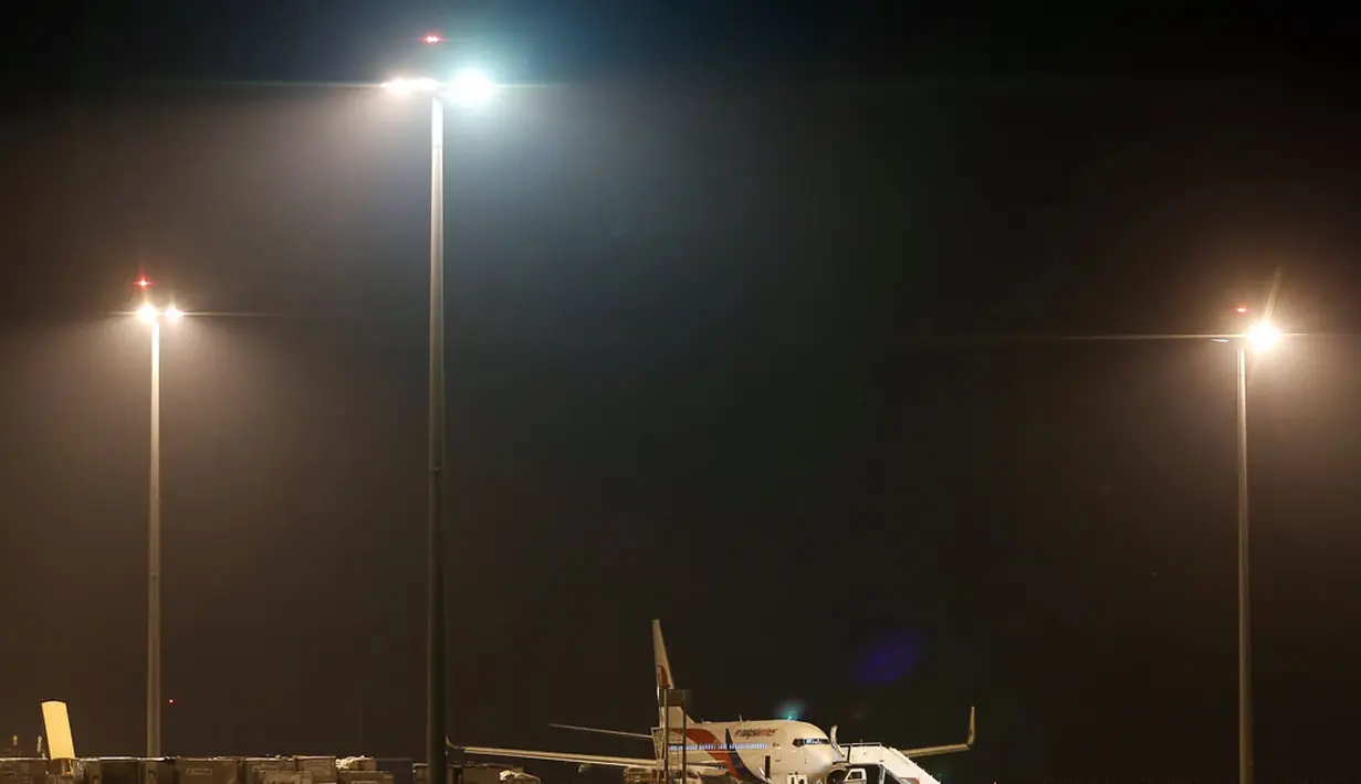 Sejumlah petugas melakukan evakuasi Pesawat Malaysia Airlines MH192 yang melakukan pendaratan darurat di Bandara Internasional Kuala Lumpur, Senin (21/4/2014). (AFP PHOTO/MOHD RASFAN)