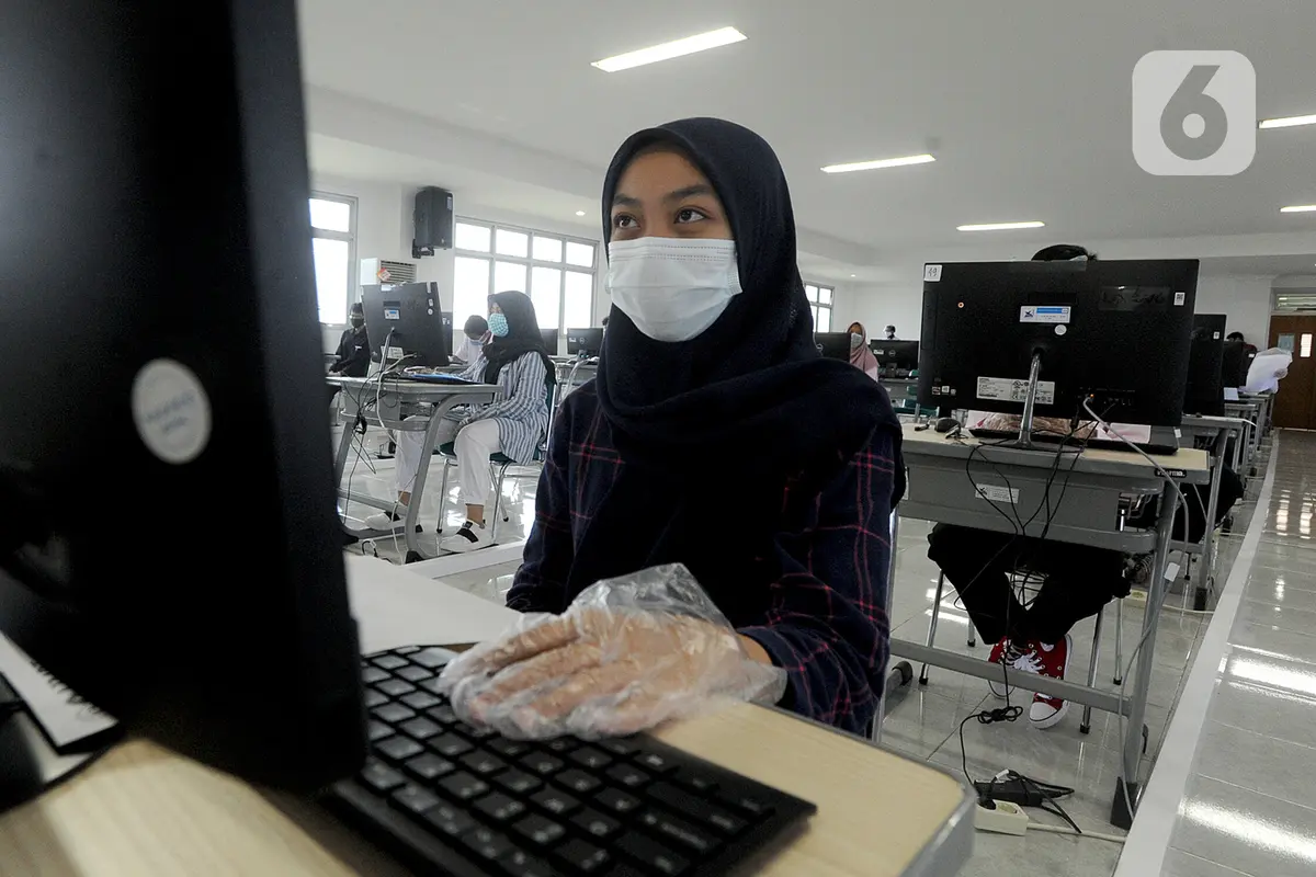 FOTO: Ujian Tulis Berbasis Komputer di Tengah Pandemi COVID-19
