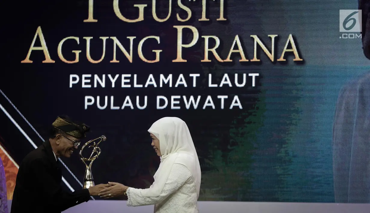 Menteri Sosial RI, Khofifah Indar Parawansa memberikan penghargaan kepada I Gusti Agung Pranan dalam Liputan 6 Award 2017 di Studio SCTV Tower, Jakarta, Sabtu (20/5). Sebanyak enam orang terpilih meraih Liputan 6 Awards 2017. (Liputan6.com/Faizal Fanani)