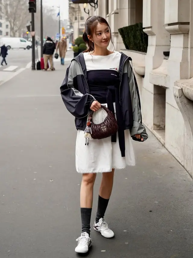 Gaya Stylish Lee Si Young saat Berada di Paris. [@leesiyoung38]