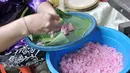Sesajen yang akan digunakan untuk sembahyang umat Hindu di Pura Aditya Jaya, Rawamangun, Jakarta, Sabtu (25/3). Sesajen tersebut merupakan simbol persembahan kepada Sang Pencipta sebagai bentuk syukur jelang Nyepi. (Liputan6.com/Yoppy Renato)