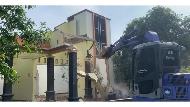 Gara-gara Suami Selingkuh, Wanita Ini Hancurkan Rumah Mewah Pakai Alat Berat