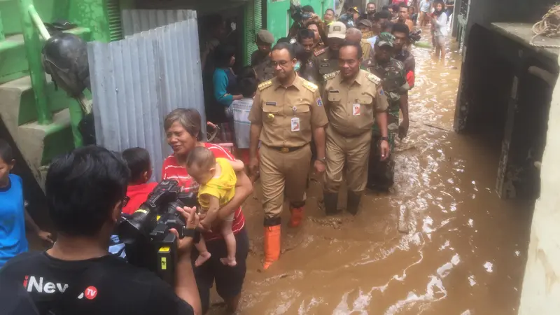 Gubernur DKI Jakarta Anies Baswedan menyambangi korban banjir di Cawang