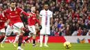Pemain Manchester United, Bruno Fernandes mencetak gol ke gawang Crystal Palace dalam lanjutan Liga Inggris 2022/2023 di Old Trafford, Sabtu (4/2/2023) malam WIB. Gol dari titik penalti tersbut membuat Bruno Fernandes menempati posisi kedua dengan torehan lima gol. (AP Photo/Dave Thompson)