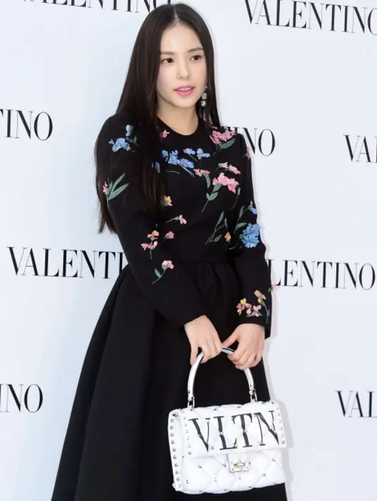 Terlihat lebih formal, Min Hyo Rin mengenakan long sleeves sweater hitam motif bunga, dipadukan dengan skirt hitam dan handbag putih dari Valentino. Instagram @hyorin_min