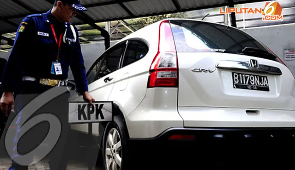 Adapun mobil yang disita KPK pada selasa (15/4/2014) siang ini adalah Honda CRV warna putih B 1126 NJA. Mobil itu disita KPK dari Pandeglang, Banten (Liputan6.com/Faisal R Syam)