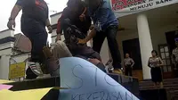 Aksi teatrikal memprotes pemukulan wartawan. (Liputan6.com/Okan Firdaus)