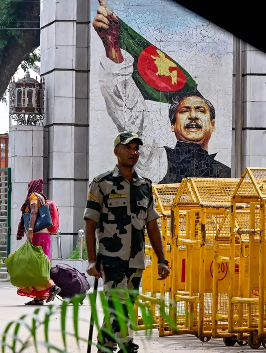Namun unjuk rasa damai tersebut berubah menjadi kerusuhan massa, setelah PM Sheikh Hasina melontarkan komentar yang menghina para pengunjuk rasa. (Dibyangshu SARKAR/AFP)