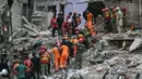 Para petugas penyelamat melakukan operasi pencarian di tengah puing-puing bangunan tempat tinggal yang runtuh di Karachi, Pakistan pada tanggal 5 Juli 2025. (Rizwan TABASSUM/AFP)