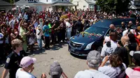 Ribuan orang memberi penghormatan terakhir kepada jenazah Muhammad Ali saat menuju pemakaman Cave Hill di Louisville, Kentucky, AS, (10/6/2016). (AFP/Jim Watson)