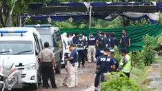 Kepolisian Daerah Metro Jaya bersama petugas TPU Tanah Kusir membongkar makam Allya Siska Nadya, Jakarta, Rabu (13/1). Kepolisian membongkar makam untuk mengotopsi jenazah guna penyelidikan kematiannya pada Agustus 2015 silam. (Liputan6.com/Yoppy Renato)
