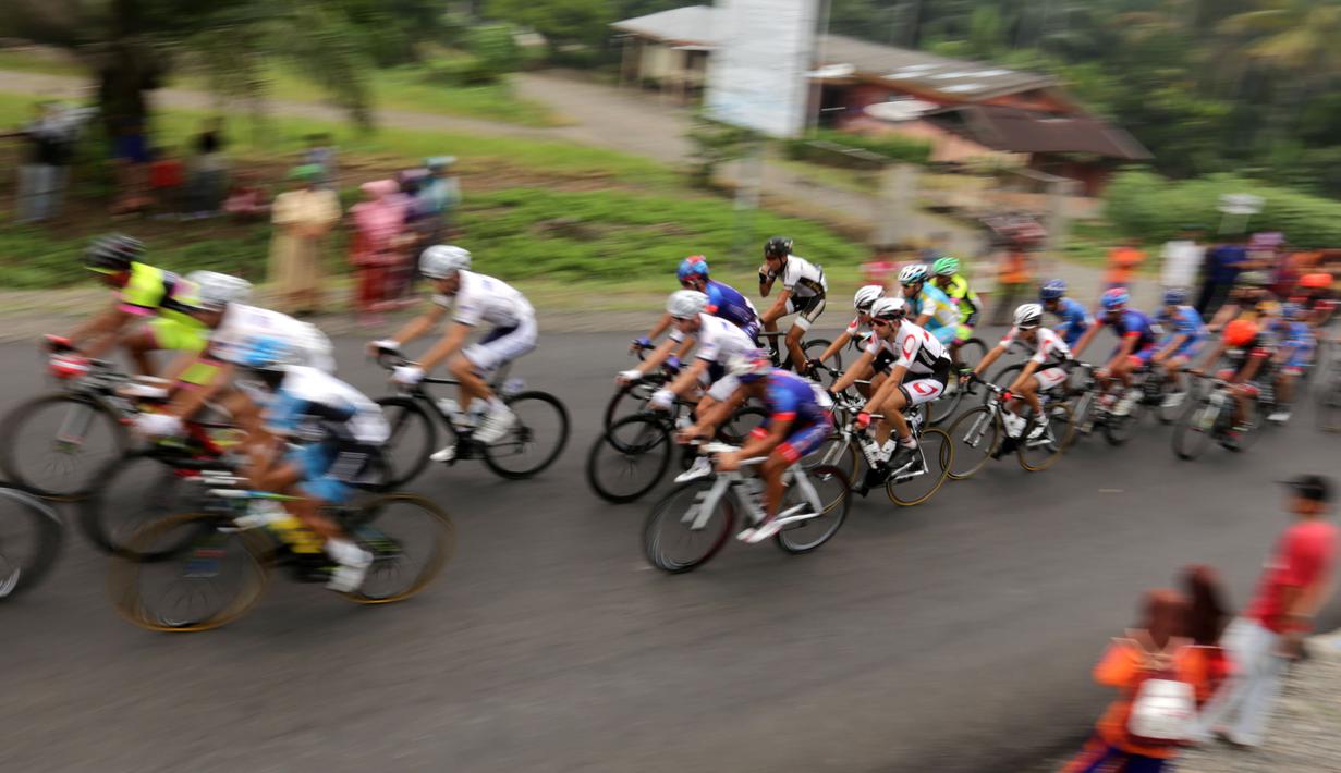 Para pebalap saat beraksi di Etape 8 Tour de Singkarak 2015 dari Simpang Ampek, Pasaman Barat menuju Lawang Park, Kabupaten Agam, Sabtu (10/10/2015). (Bola.com/Arief Bagus)