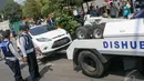 Mobil putih ini kepergok Dishub saat parkir liar di kawasan Fatmawati, Jakarta, Selasa (23/9/2014) (Liputan6.com/Faizal Fanani)