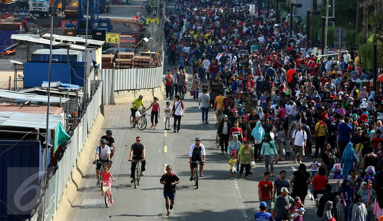 Sejumlah orang memadati kawasan Sudirman saat Car Free Day, Jakarta, Minggu (30/4). Warga memanfaatkan liburan panjang dengan mengunjungi CFD bersama keluarga atau teman. (Liputan6.com/Johan Tallo)