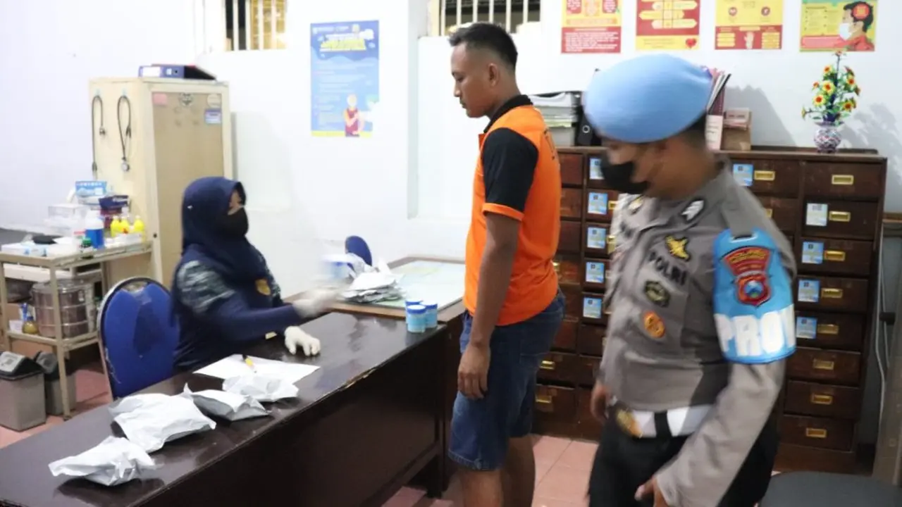 Warga Binaan Lapas Kraksan Probolinggo dilakukan tes urine untuk antisipasi peredaran narkoba di dalam lapas (Istimewa)