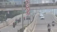 Meski dilarang, para pengendara motor nekat melintasi Jalan Layang Non Tol (JLNT) Tanah Abang-Kampung Melayu. (Liputan6.com/Helmi Affandi Abdullah)