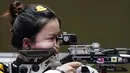 Petembak putri China, Yang Qian menjadi atlet pertama yang meraih medali emas di Olimpiade Tokyo 2020. Perempuan berusia 21 tahun tersebut menjadi yang terbaik pada cabang olahraga menembak nomor 10 m air rifle putri. (Foto: AP/Alex Brandon)