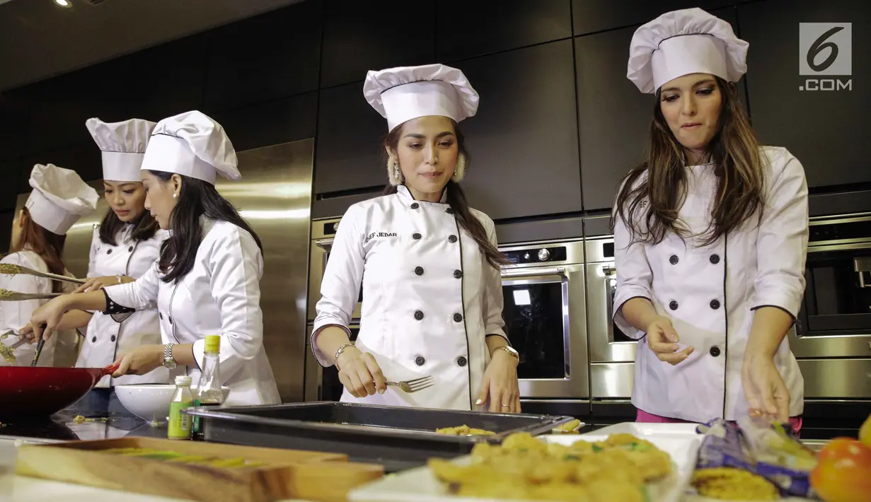 Artis Jessica Iskandar bersama Nia Ramadhani dan anggota Girls Squad saat memasak bersama di Jakarta, Kamis (22/2). Para anggota Girls Squad memasak makan siang bersama untuk dihidangkan kepada anak PAUD. (Liputan6.com/Faizal Fanani)