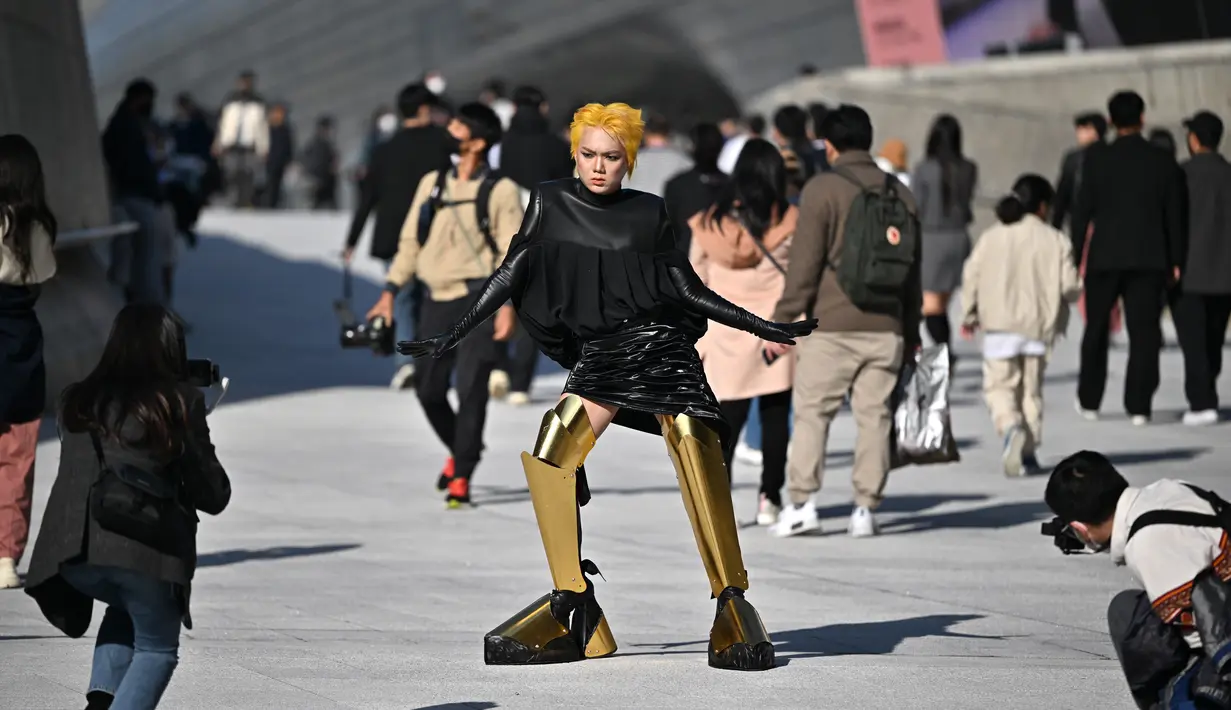 Seorang peserta berpose untuk foto selama Seoul Fashion Week Spring/Summer 2023 di Dongdaemun Design Plaza di Seoul pada 12 Oktober 2022. Sejumlah desainer lokal turut menampilkan karya mereka pada gelaran fashion ini. (AFP/Jung Yeon-je)