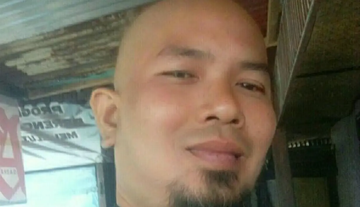 Choky S Butar Butar memang membuat dirinya persis seperti Ahmad Dhani dengan kepala plontos dan berjanggut. Tak heran, banyak warganet yang terkejut melihat kemiripan Choky dengan Ahmad Dhani. Kemiripan inilah yang membuat media sosial ramai sorot Choky. (Liputan6.com/FB/Choky S Butar Butar)