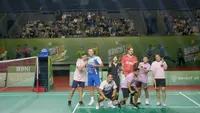 John Terry (biru) dan Alessandro Nesta (merah) berfoto bersama setelah laga eksebisi bulutangkis Bright Up Cup 2022 di Tennis Indoor, Gelora Bung Karno, Jakarta (11/11/2022). (Bola.com/Hery Kurniawan)