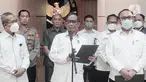 Menko Polhukam Mahfud MD (tengah) didampingi Wakil Ketua KPK Alexander Marwata (kiri) dan Kepala PPATK Ivan Yustiavandana (kanan) menyampaikan keterangan terkait situasi Papua usai penetapan Gubernur Papua Lukas Enembe sebagai tersangka kasus korupsi di Gedung Kemenko Polhukam, Jakarta, Senin (19/9/2022). Menurut Mahfud MD, situasi di Papua memanas. (Liputan6.com/Faizal Fanani)
