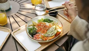 Cara Makan Pakai Sumpit untuk Pemula, Pahami Teknik, Tips dan Etikanya