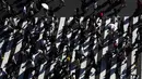 Pejalan kaki berjalan melintasi Shibuya Crossing yang juga disebut sebagai persimpangan pejalan kaki tersibuk dunia, di Tokyo, 13 Juni 2019. Di Shibuya Crossing ini juga dijadikan lokasi syuting dari film Fast & Farious: Tokyo Drift. (AP Photo/Jae C. Hong)